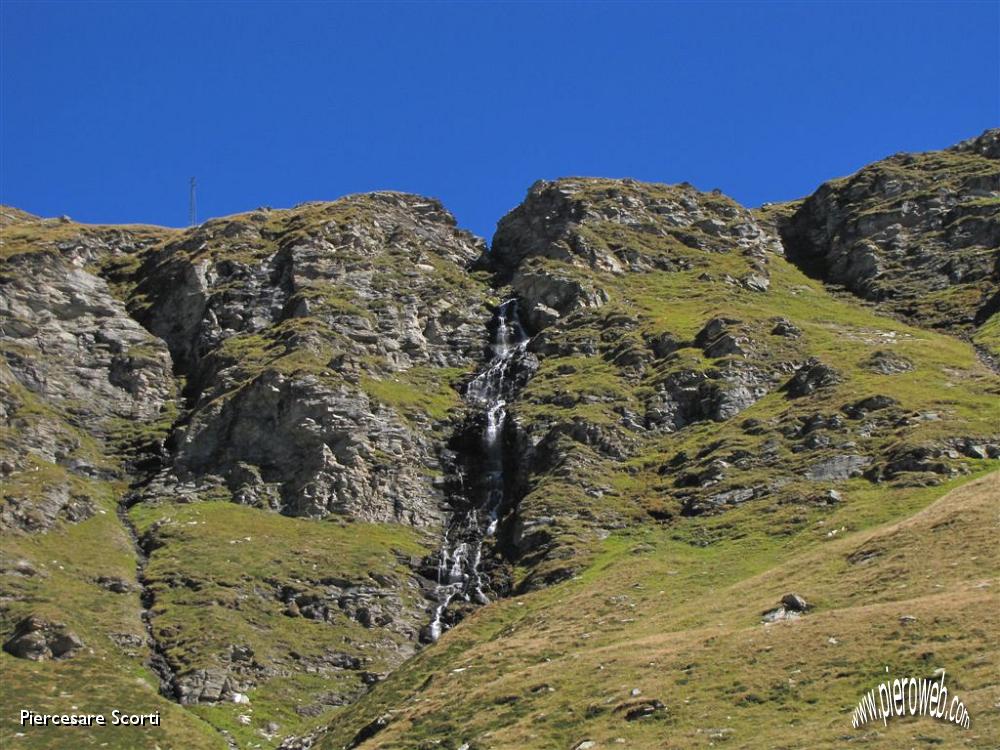 56 la cascata sopra il rifugio.JPG